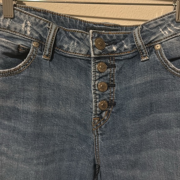 Silver Jean Co Avery Slim Crop W 31 L 25 Medium Wash EUC Distressing - Picture 4 of 12